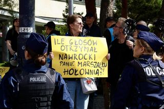 Banery na powitanie Nawrockiego 