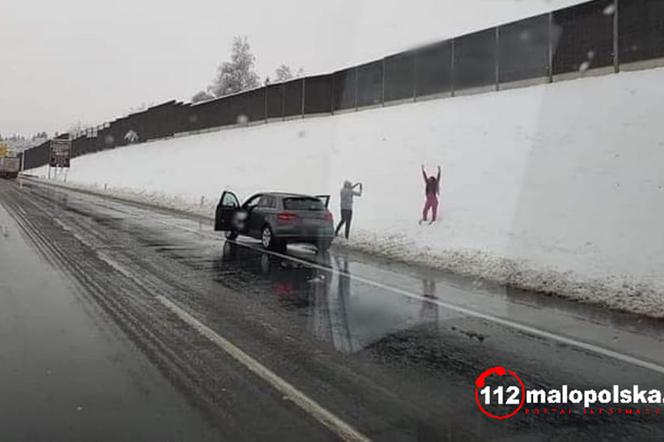 Wybiegli z samochodu na środku autostrady! Oszaleli na widok śniegu?