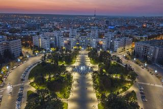 Derżprom w Charkowie. Na pierwszym planie - Plac Wolności