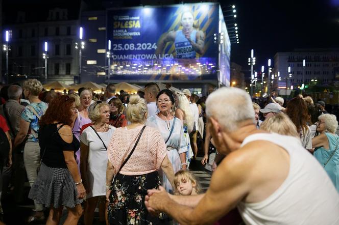 Potańcówka przed Teatrem Śląskim w Katowicach