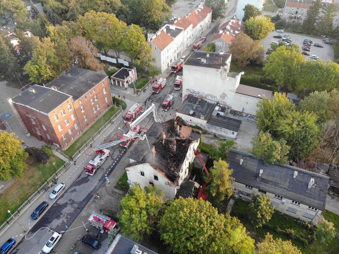   Pożar kamienicy przy ul. Warszawskiej w Olsztynie. Akcja trwała kilka godzin. Zobacz zdjęcia