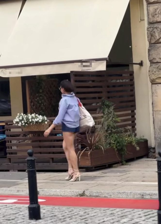 Anna Popek w krótkich szortach paraduje po mieście.