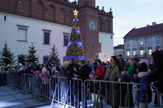 Na rynku w Tarnowie trwa koncert 33. Finału Wielkiej Orkiestry Świątecznej Pomocy. Tak bawią się mieszkańcy miasta