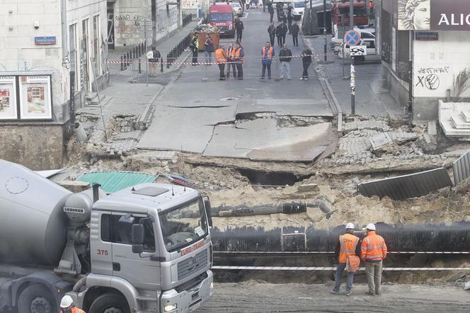 Warszawa: AWARIA na BUDOWIE II LINII METRA. Ewakuowani MIESZKAŃCY BUDYNKU przy ul. MARSZAŁOWSKIEJ wrócą do siebie dopiero ZA TYDZIEŃ