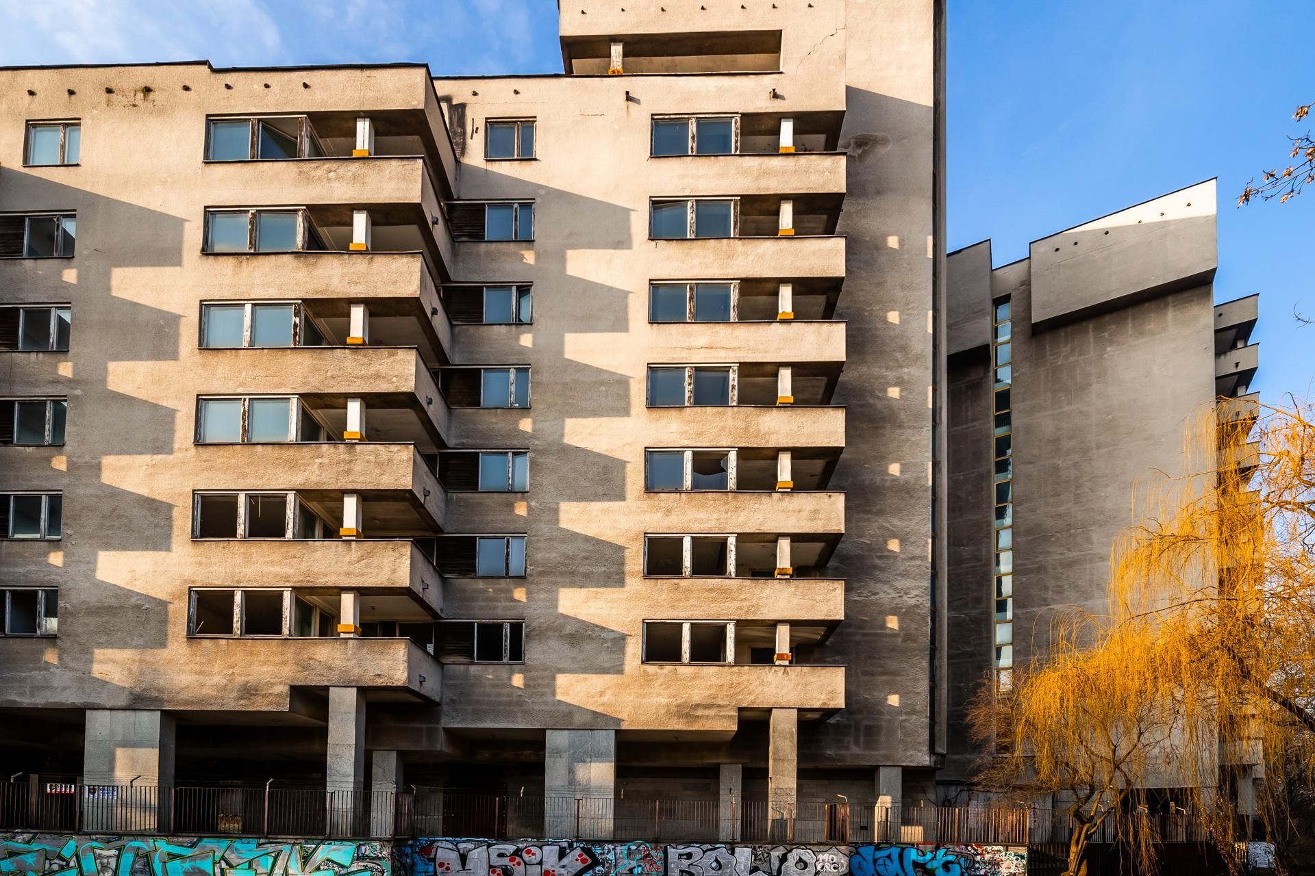 Szpiegowo, blok na Sobieskiego 100 w Warszawie