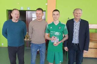 Seniorzy kopali piłkę na hali o puchar wójta gminy Iława