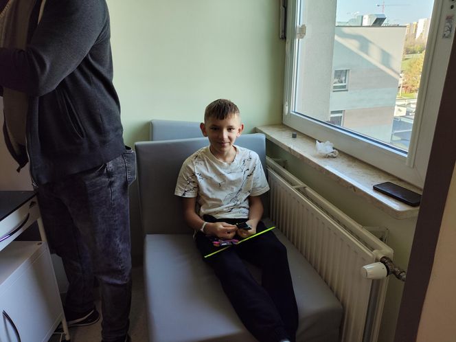 Kolorowe czapki i odblaski, aby byli bezpieczni. Akcja "Widoczny na drodze" w Uniwersyteckim Szpitalu Dziecięcym
