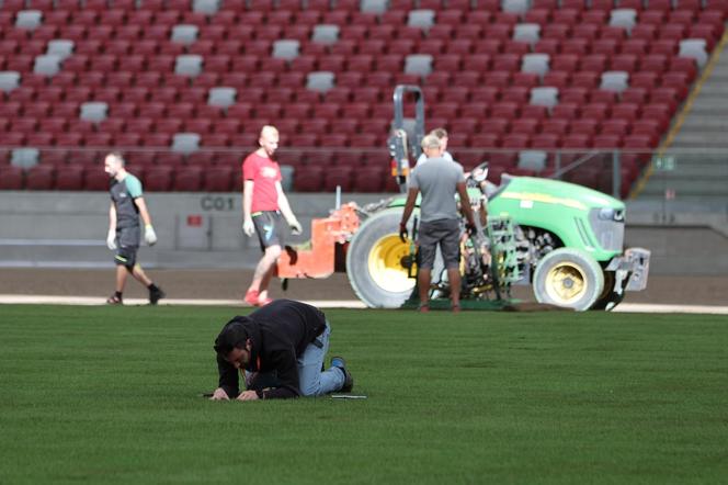 Rozkładanie murawy na Stadionie Narodowym