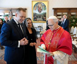 Marta Nawrocka w czerni u papieża. Stylistka zwraca uwagę na fryzurę