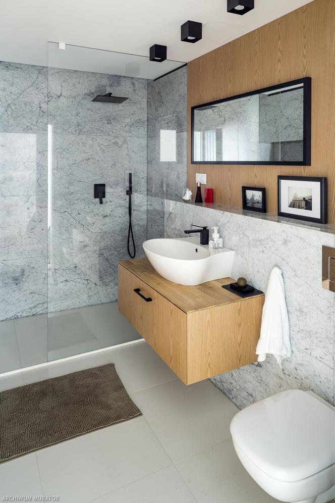 Elegancka łazienka z marmurową ścianą
