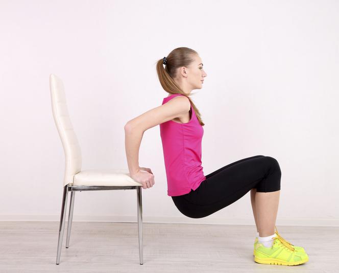 Ćwiczenie z krzesłem: wzmacnianie tricepsów