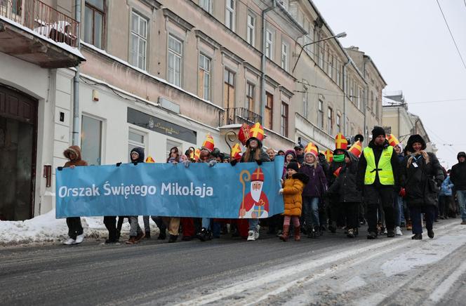 Orszak Świętego Mikołaja 2023 przeszedł przez Lublin. Było śnieżnie i radośnie! 