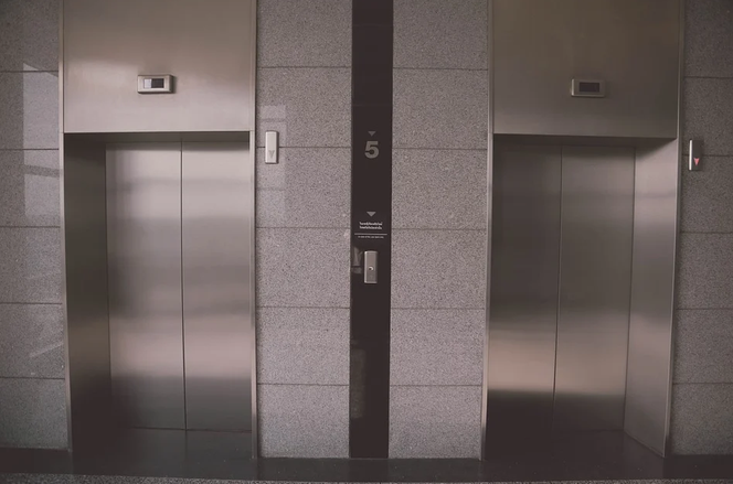 Wyłączone windy na przystankach w Poznaniu to dyskryminacja? Stowarzyszenie apeluje do MPK