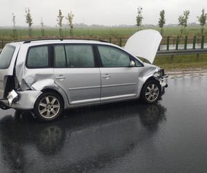 Poważny wypadek na S5 koło Leszna. Samochód uderzył w małzeństwo