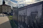 Blaszany płot z centrum miasta zmienił się w atrakcję turystyczną