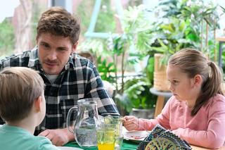 M jak miłość odc. 1787. Marcin (Mikołaj Roznerski), Szymek (Staś Szczypiński), Maja (Laura Jankowska) 