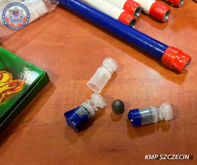 Ostrzelali kamienicę w centrum miasta. Jeden z nich miał w domu cały arsenał