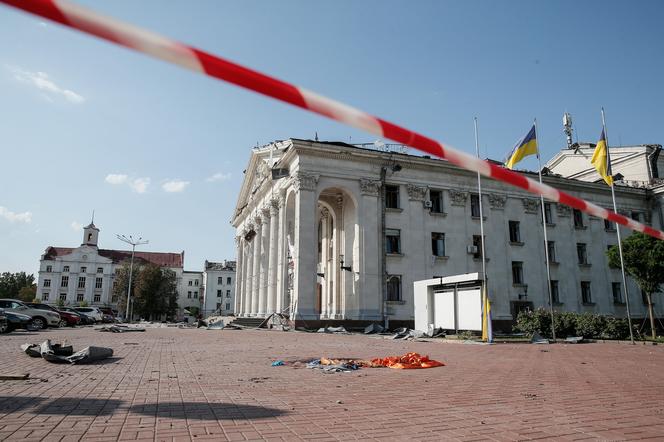 Brutalny atak na centrum ukraińskiego miasta. Pocisk spadł na teatr [ZDJĘCIA]