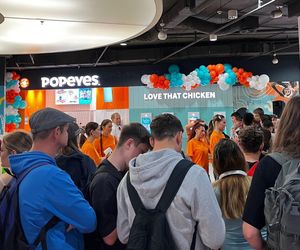 Kolejka na pół galerii i 15 h czekania w kolejce. Byliśmy na otwarciu Popeyes w Białymstoku!