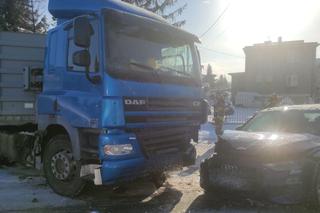 Ciężarówka uderzyła w audi pod Tarnowem. Kierowca osobówki trafił do szpitala