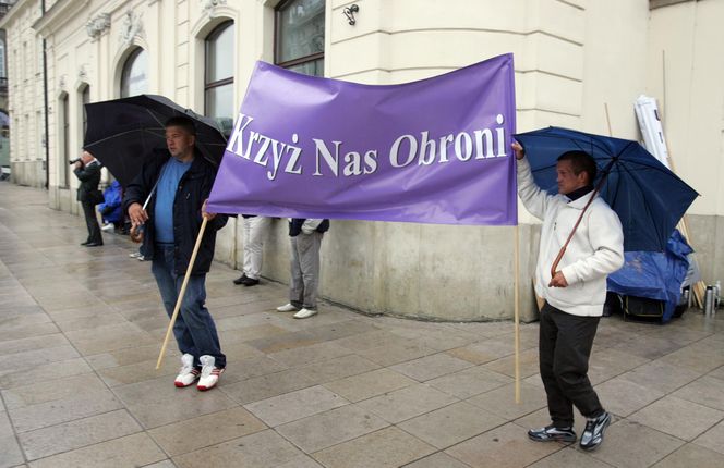 15. rocznica katastrofy smoleńskiej. Burzliwa historia krzyża sprzed Pałacu Prezydenckiego