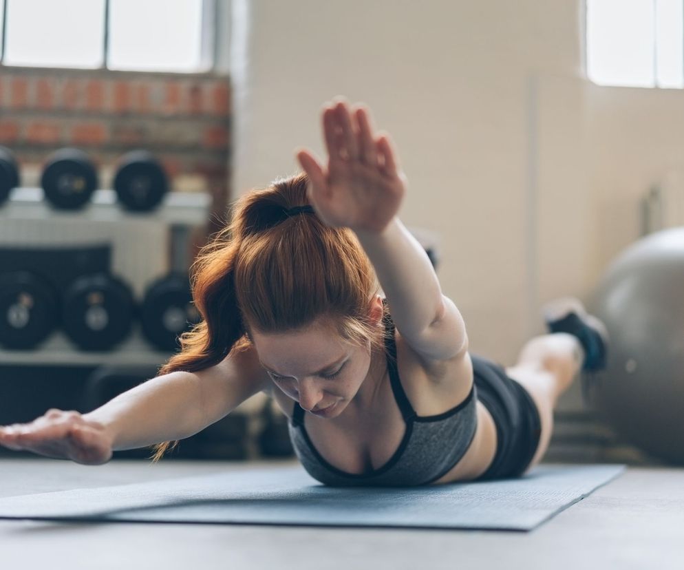 Jednym z ćwiczeń na wzmocnienie mięśni pleców jest podnoszenie naprzemiennie przeciwległej ręki i nogi.