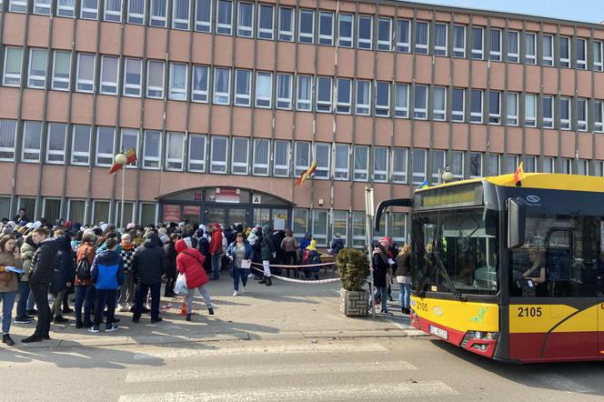 Uchodźcy z Ukrainy czekający przed łódzkim urzędem, aby złożyć wniosek o nadanie im numeru PESEL