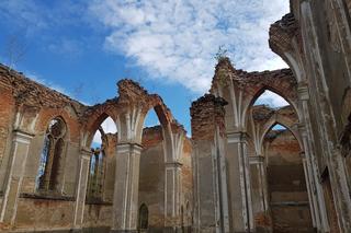 Zwiedziliśmy zabytkowe ruiny kościoła w Jałówce. Poznaj historię wyjątkowego miejsca [ZDJĘCIA]