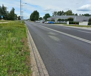 Tak się łata dziury na ulicach Leszna. Grys pryska spod kół