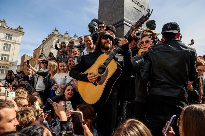 Jared Leto zagrał spontaniczny koncert pod pomnikiem Mickiewicza w Krakowie