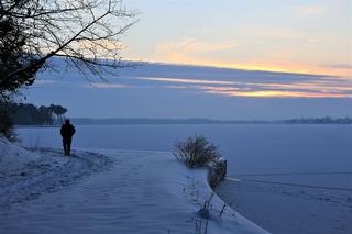 Zimowy Zalew Zemborzycki o zachodzie słońca. Na tafli wody jest już pierwszy lód! Zobacz zdjęcia