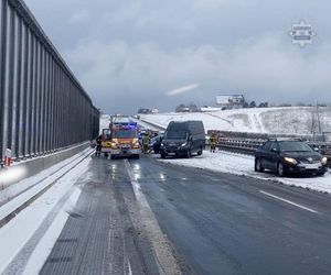 Wypadki na drogach po intensywnych opadach śniegi