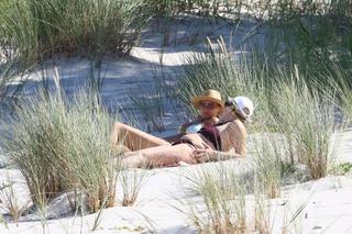 Grażyna Szapołowska i Dorota Goldpoint na plaży 