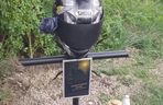 Jelenia Góra. Kask skradziony z krzyża przy ul. Wolności został odnaleziony. To pamiątka na cześć zmarłego motocyklisty [ZDJĘCIA].