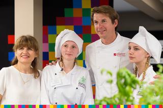 „Gotuj z klasą”. Uczniowie z Łomży laureatami wojewódzkiego konkursu kulinarnego. Wygrali staż w restauracji Karola Okrasy