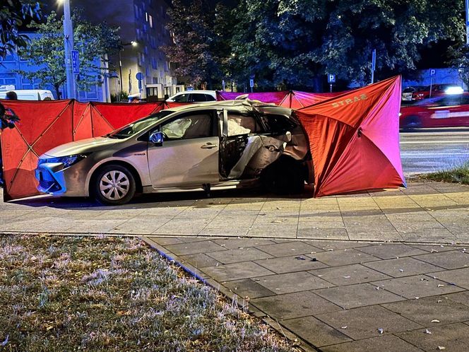 Osobowa toyota wjechała w słup, jedna osoba zginęła. Autem podróżowały dzieci