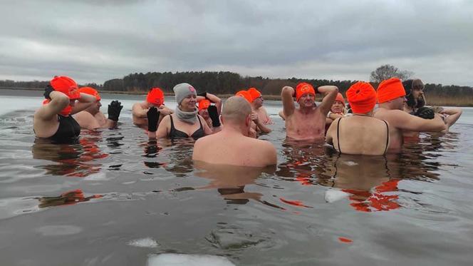 „Krasnostawskie Karpie” znów wskoczyły do zimnej wody! Zobacz, jak morsowali dla WOŚP