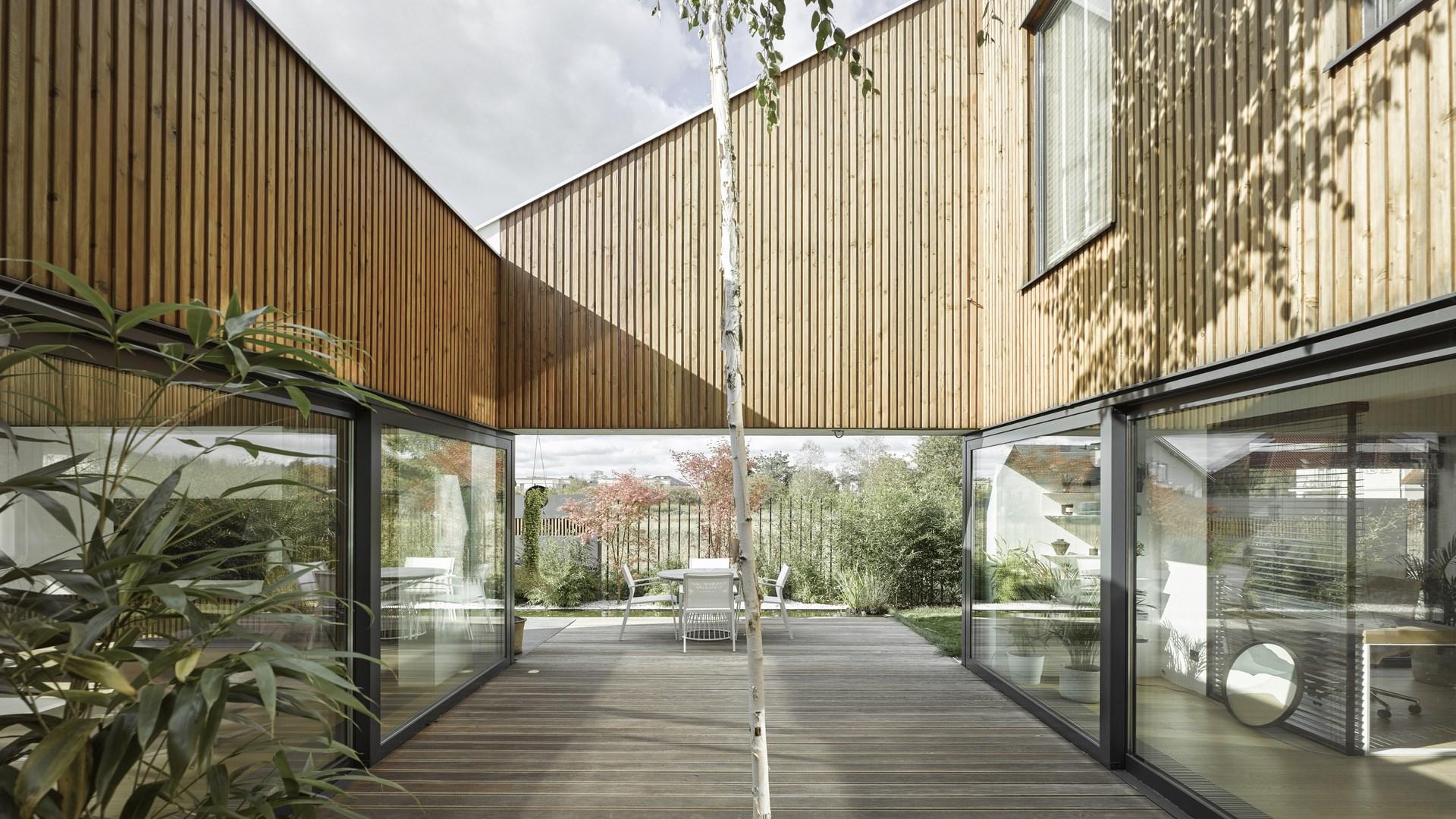 Biały dom w Łomiankach projektu moomoo architects