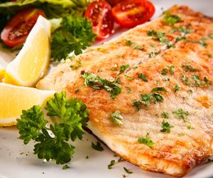 Jaką rybę zjeść nad Bałtykiem? Podpowiadamy, która będzie lokalna, a która sprowadzana