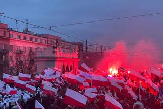 Działaczki Młodzieży Wszechpolskiej spaliły flagę Strajku Kobiet. W imieniu wszystkich kobiet odrzucających feministyczne bzdury