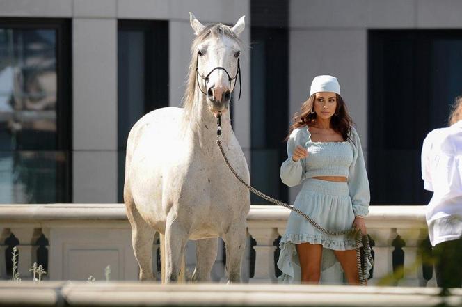 Natalia Siwiec na koniu w centrum Warszawy
