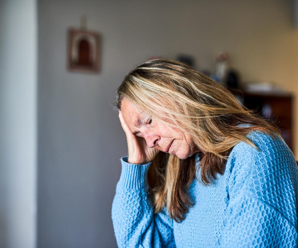 Kobieta zmagająca się z silnym bólem głowy 