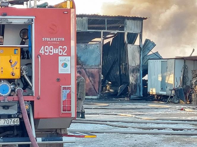 Pożar hali w Ambrożowie. Na miejscu strażacy z całego powiatu