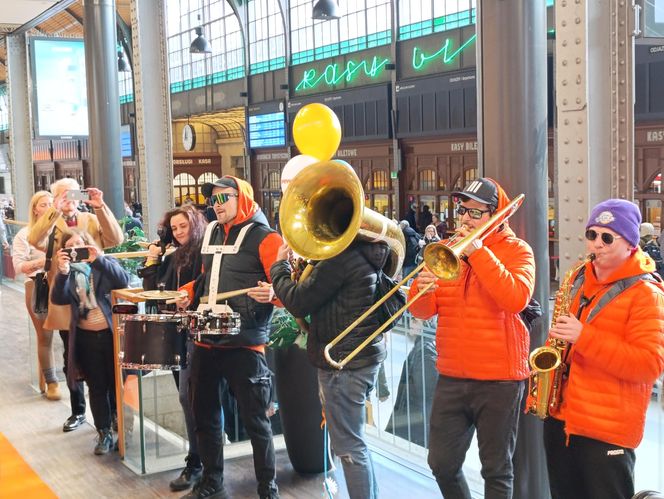 Popeyes na Dworcu Głównym we Wrocławiu otwarty! Spora kolejka, muzyka na żywo i darmowy kurczak