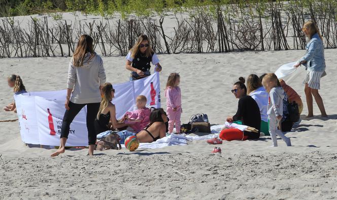 Seksowne WAGs na plaży w Juracie. Nie zabrakło parawanu i bikini [ZDJĘCIA]