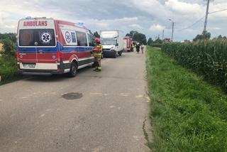 Czołowe zderzenie osobówki z ciężarówką w Pierszycach