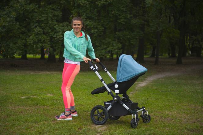 6. Ćwiczenia z wózkiem dla mam po porodzie: skręty talii