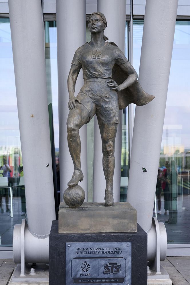 W Gdańsku odsłonięto pomnik piłkarki - superbohaterki