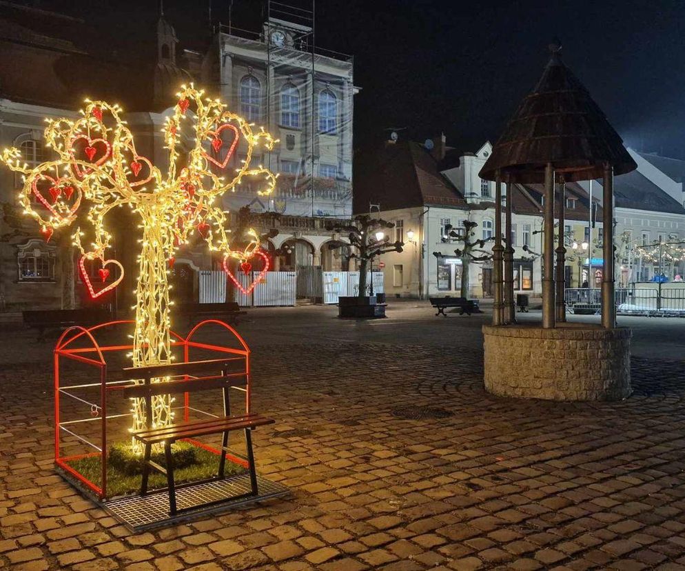 Walentynki w Pszczynie. Miasto przygotowało romantyczną dekorację. Święto zakochanych na rynku