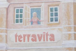 To najsłynniejszy mural w Poznaniu. Jest wizytówką zabytkowej dzielnicy